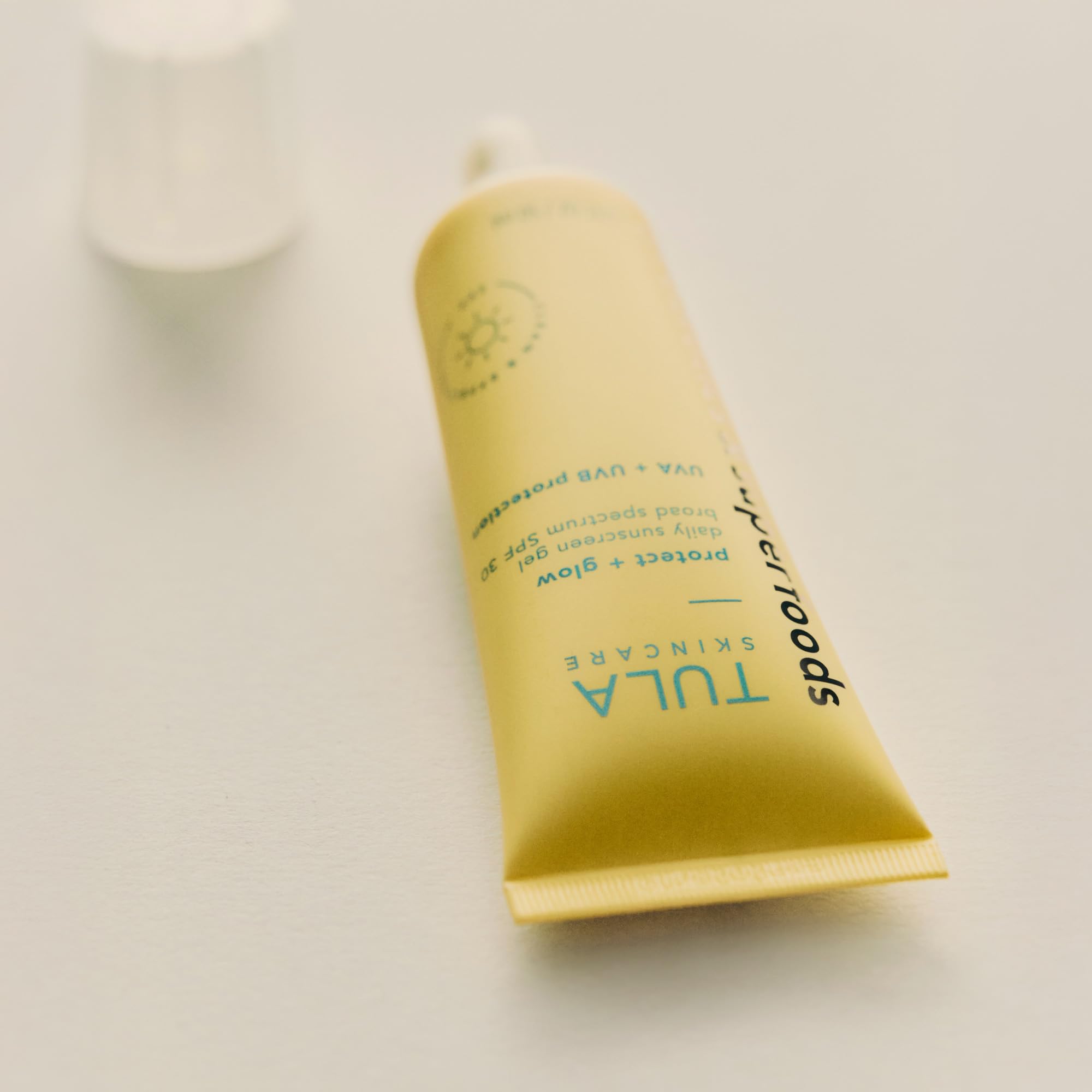 Aplicación matutina de TULA Protect Glow antes del maquillaje.