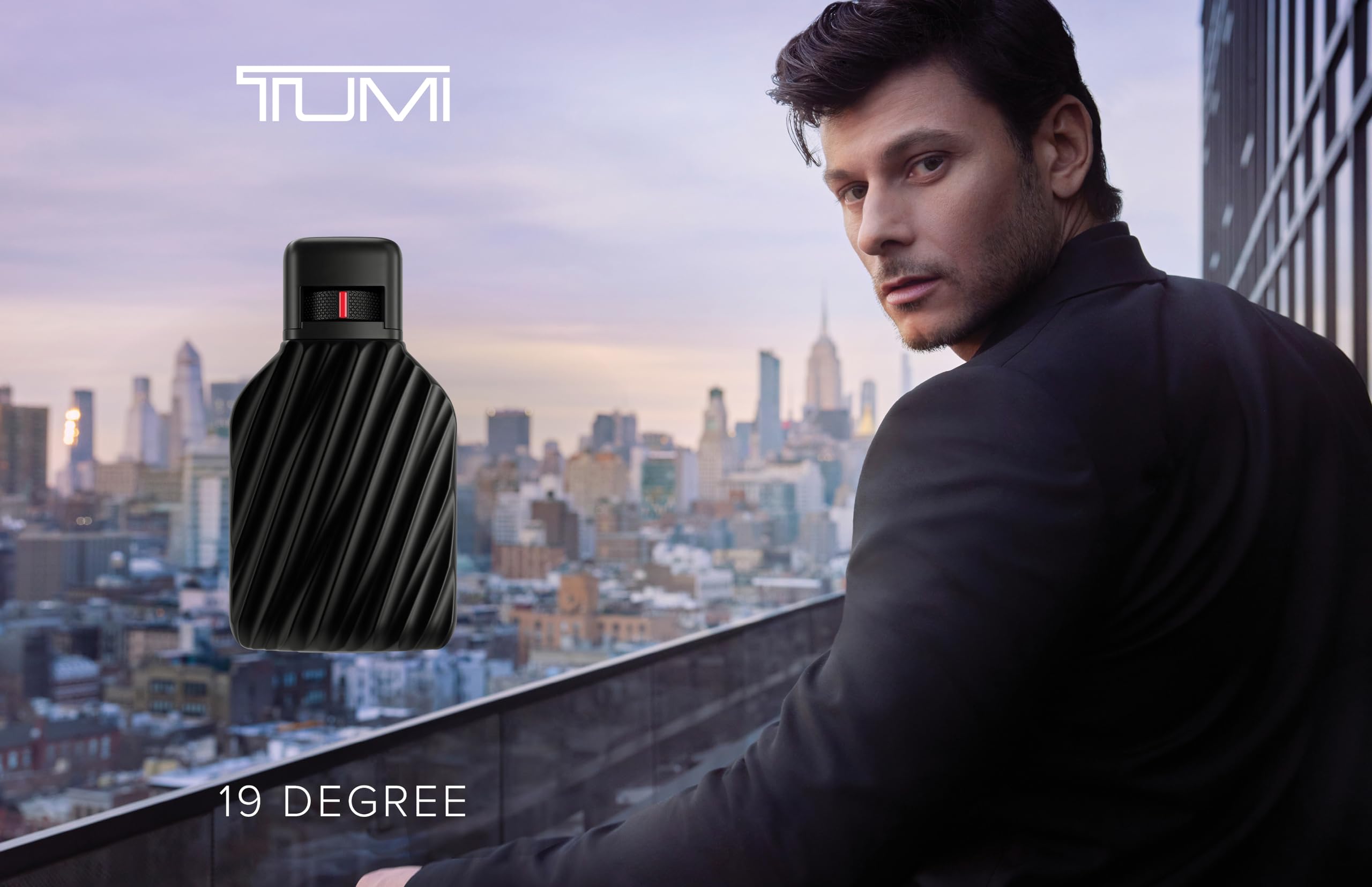 Rociado suave de TUMI 19 Degree para un ritual diario de perfumería
