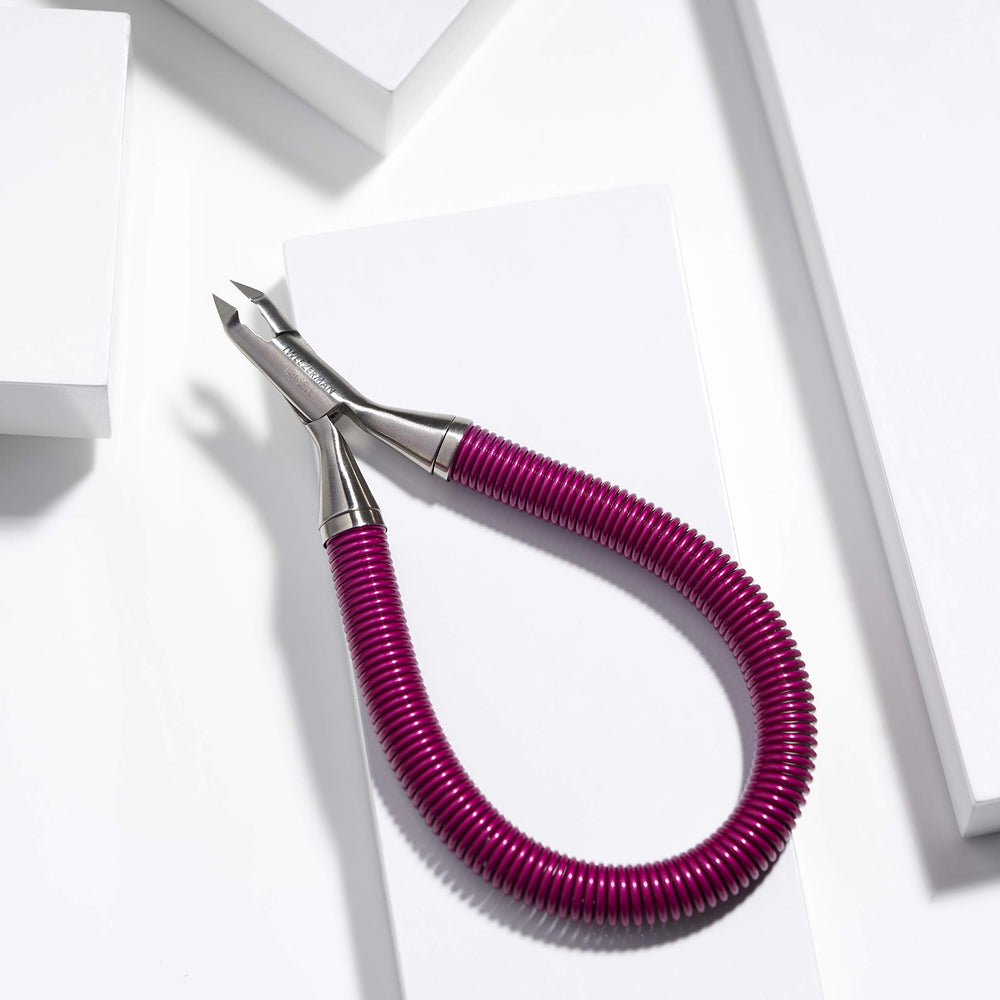 Tweezerman Grip & Snip espiral, mango facilita un agarre seguro durante el proceso.