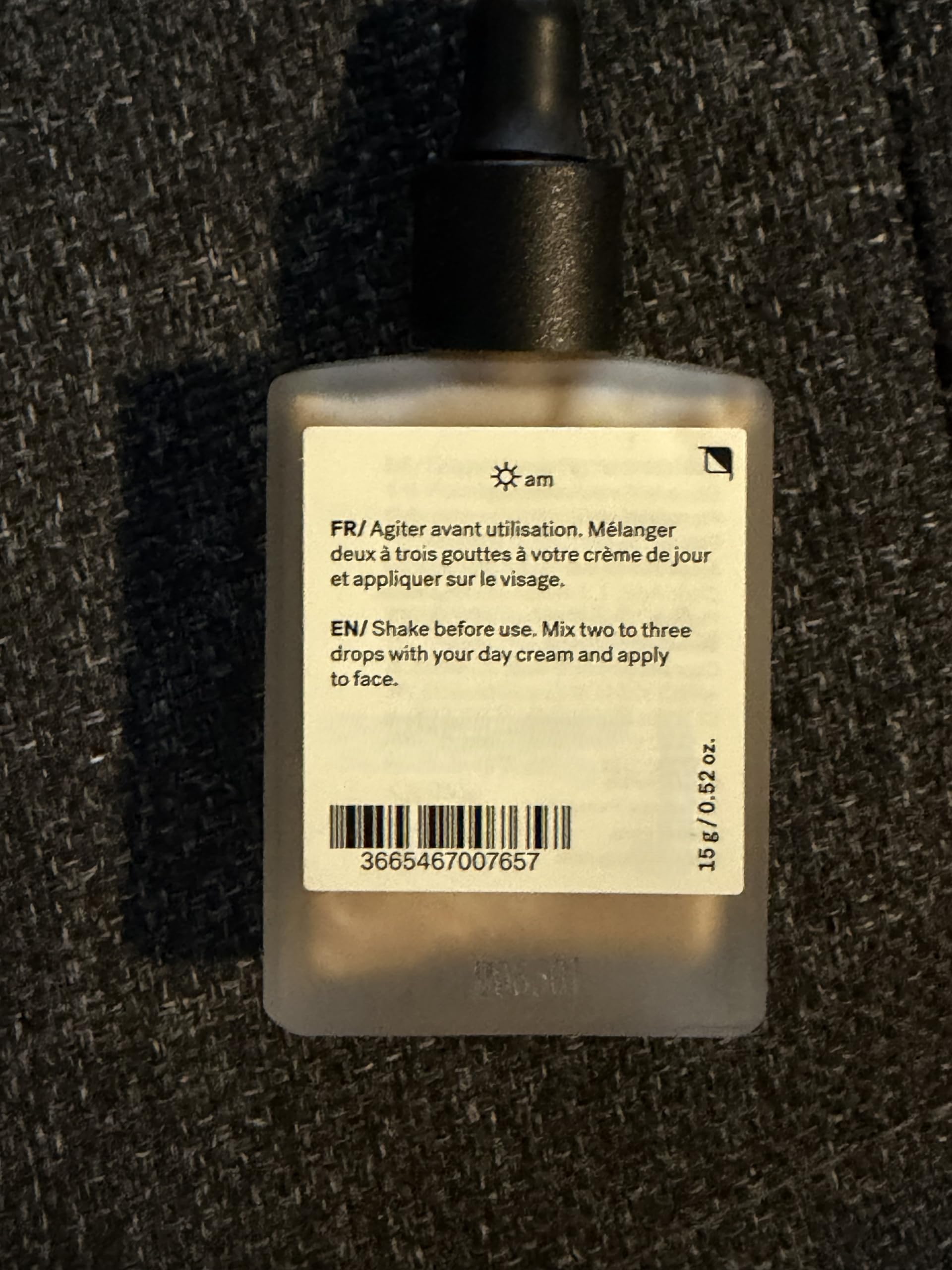 Typology Paris Glow Drops, textura ligera para absorción rápida.