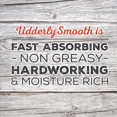 Aplicación de Udderly Smooth crema corporal, textura cremosa y rápida absorción.