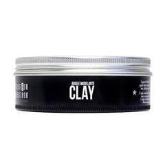Uppercut Deluxe Clay aplicación retrabajable para cambios de peinado durante el día.
