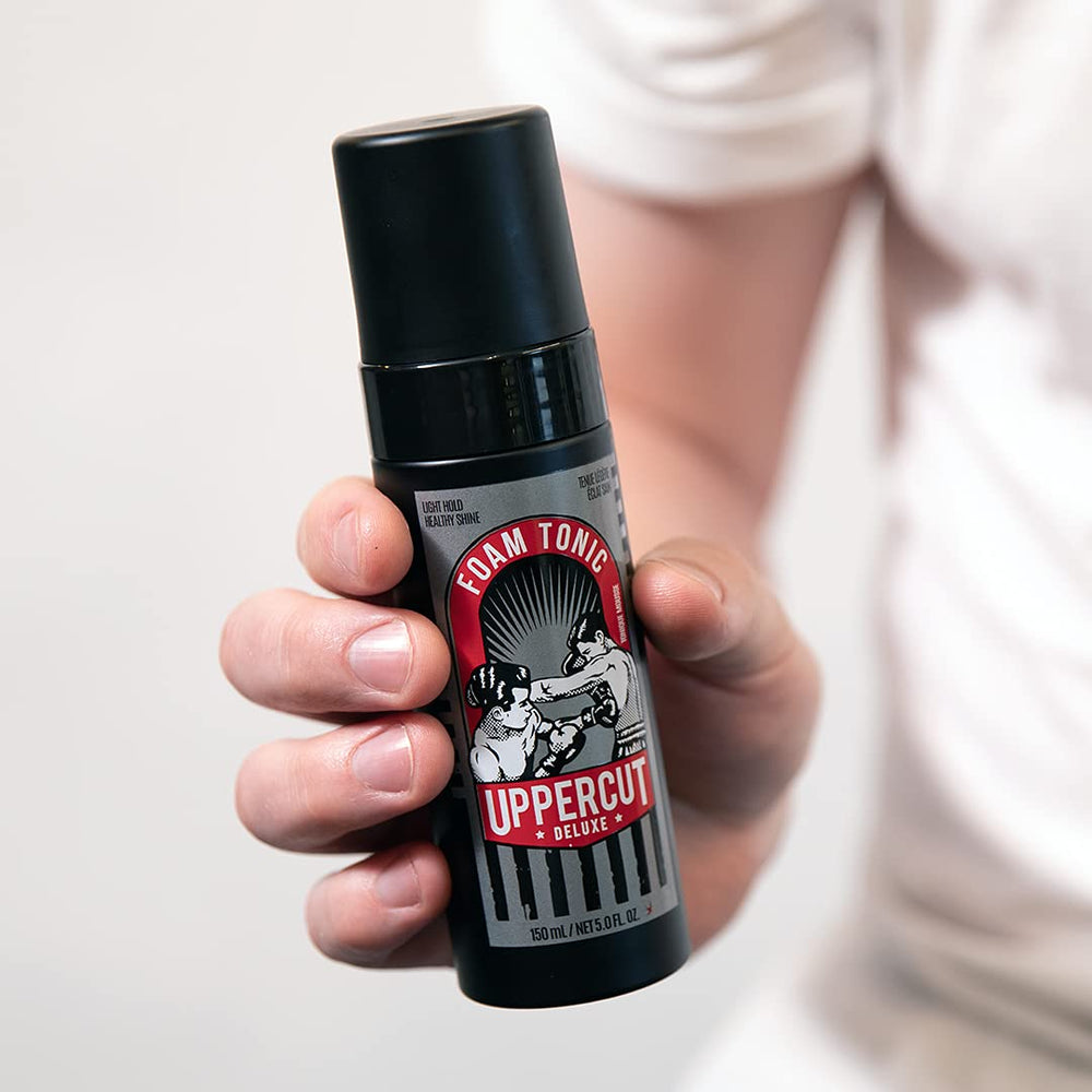 Envase ergonómico de Uppercut Deluxe Tonico-Espuma para aplicación rápida y uniforme.