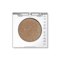 URBAN DECAY 24/7 Half Baked, aplicación con dedo para brillo dorado intenso.