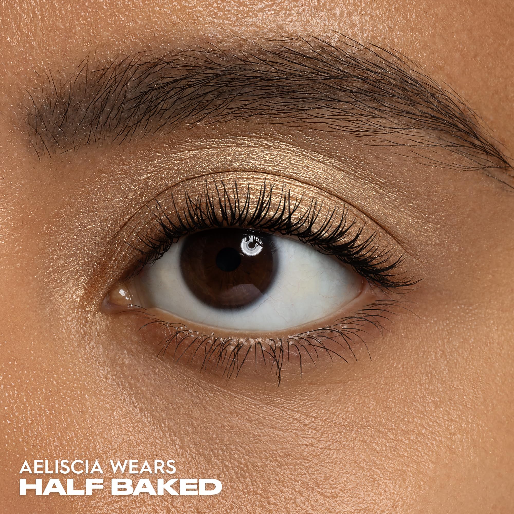 URBAN DECAY 24/7 Half Baked, pigmento alto para color vibrante.