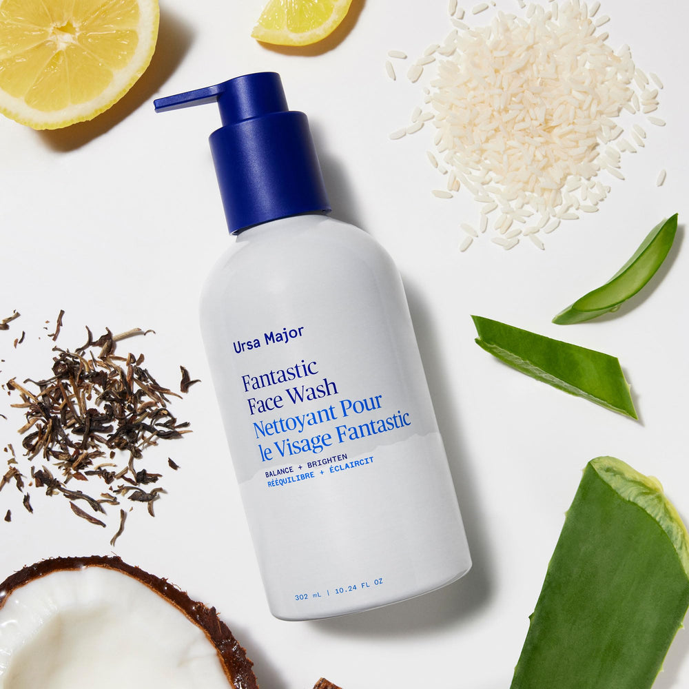 Aplicación diaria de Ursa Major Fantástico Limpiador Facial, para uso matutino y nocturno