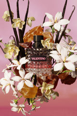 Valentino Donna Born In Roma Intense, tapón distintivo para un toque de lujo.