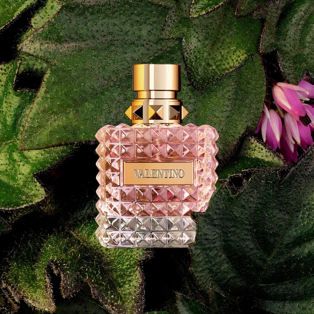 Valentino Donna, notas de madera suave, perfume duradero para el día.