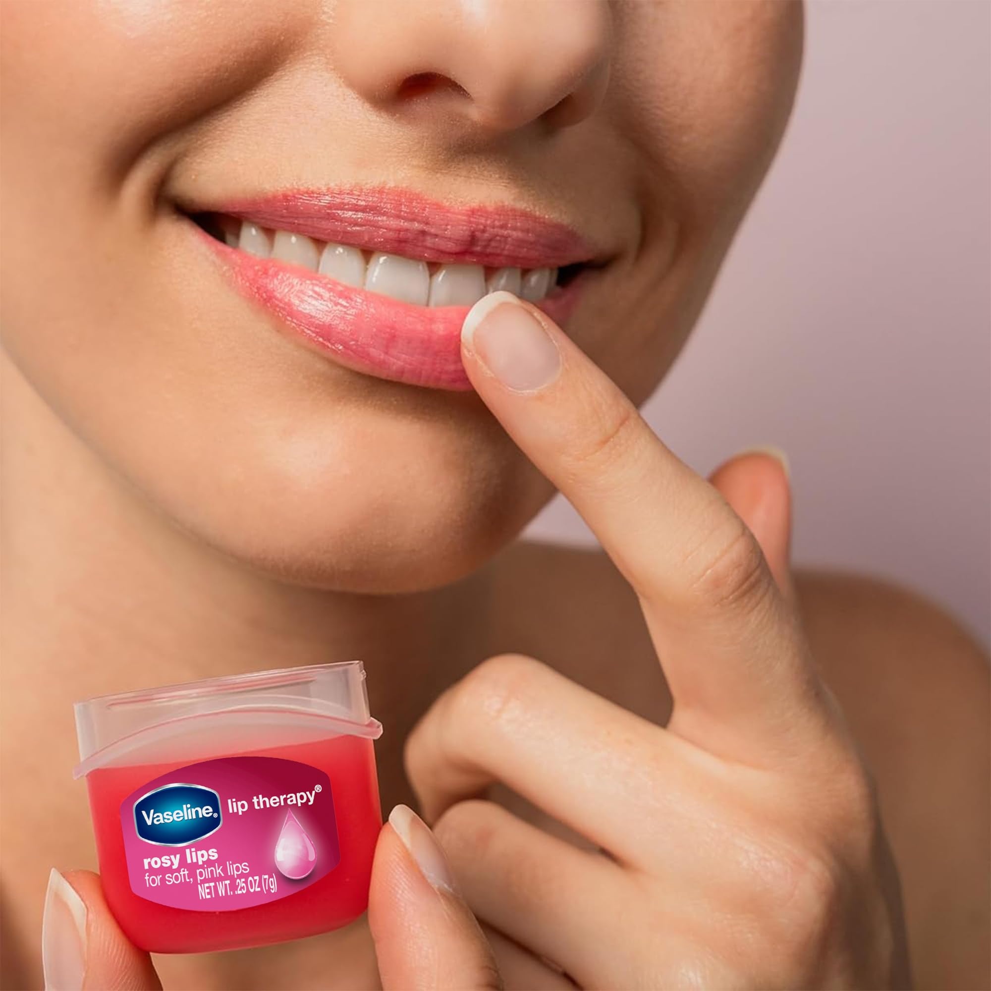 Vaseline Lip Therapy oclusivo, forma barrera que retiene humedad.