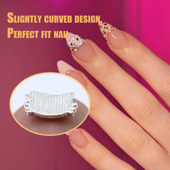 Dijes gatitos con diseño curvado para una aplicación suave en uñas.