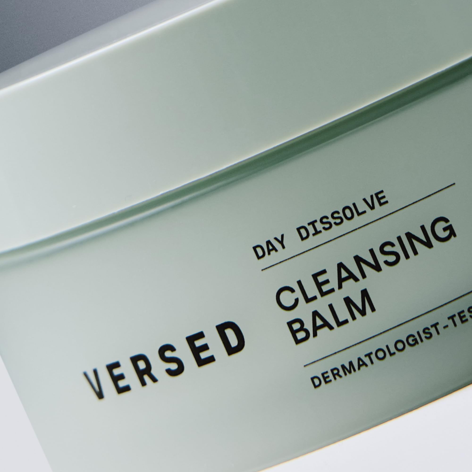 Versed Day Dissolve empaque cómodo para almacenamiento diario