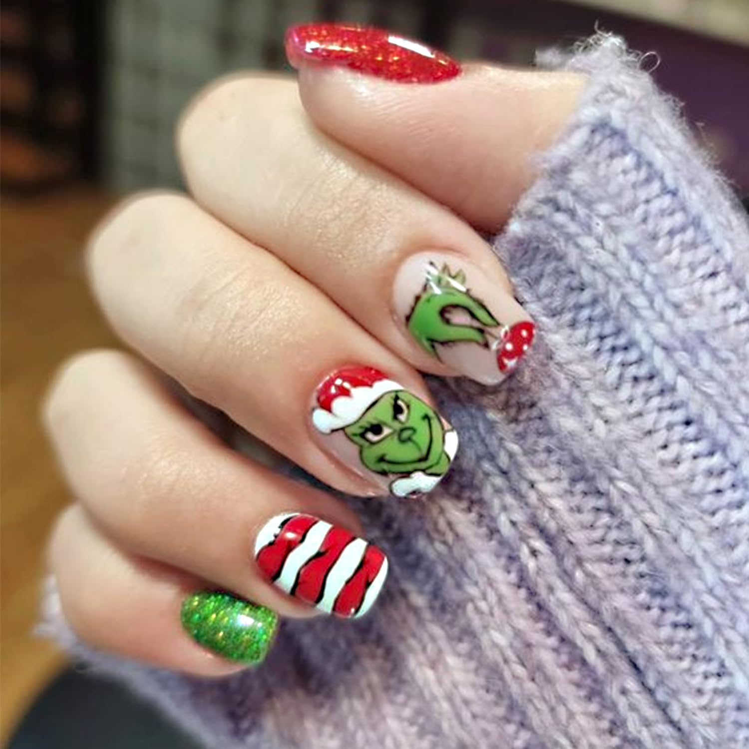 VGNRAR Uñas Navidad monstruo verde con luz, ideal para look festivo.