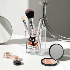 Vgrti tamaño compacto ideal para maquillaje y bolígrafos sobre el escritorio.