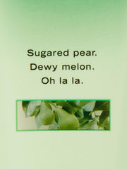 Textura cremosa de loción perfumada Pear Glacé, ideal para hidratar la piel.