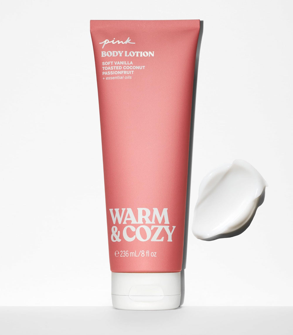 Victoria's Secret Pink Warm & Cozy, detalle de textura cremosa para piel suave.