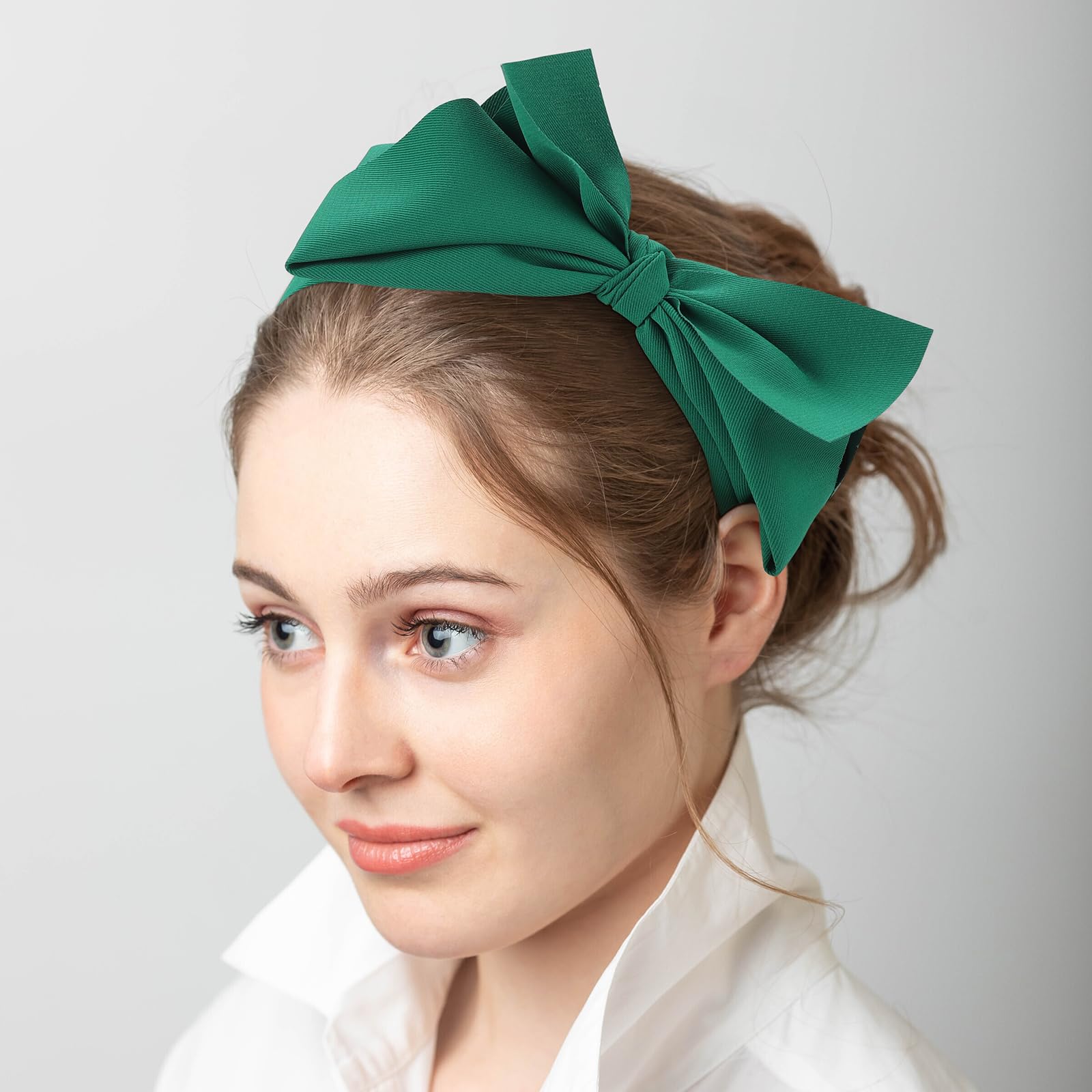 WantGor diadema verde que sostiene el cabello durante actividad física.