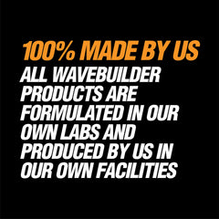Wavebuilder Brush In Waves: mano aplicando loción para facilitar el peinado diario.