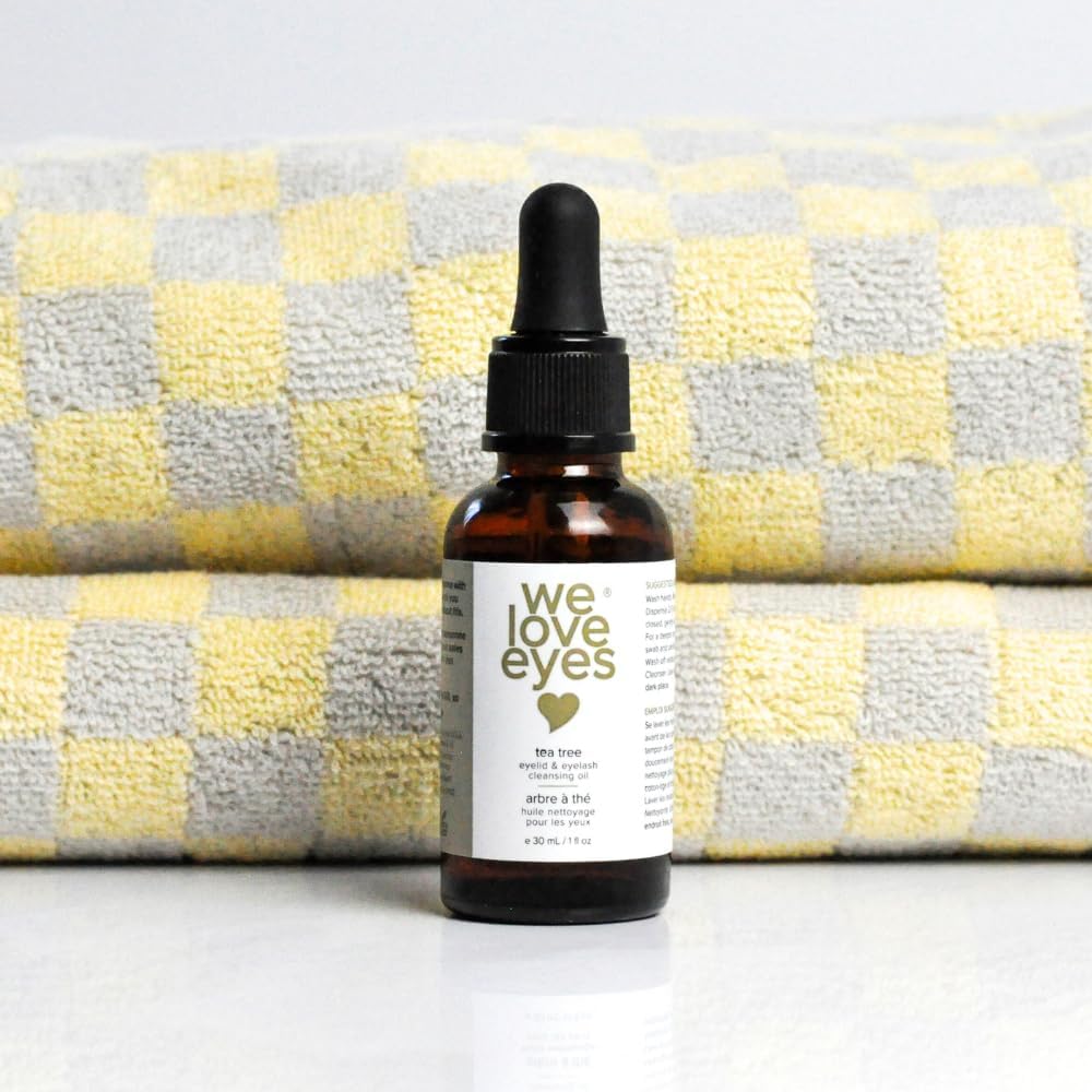 We Love Eyes: aplicación del aceite limpiador para párpados durante la rutina nocturna.