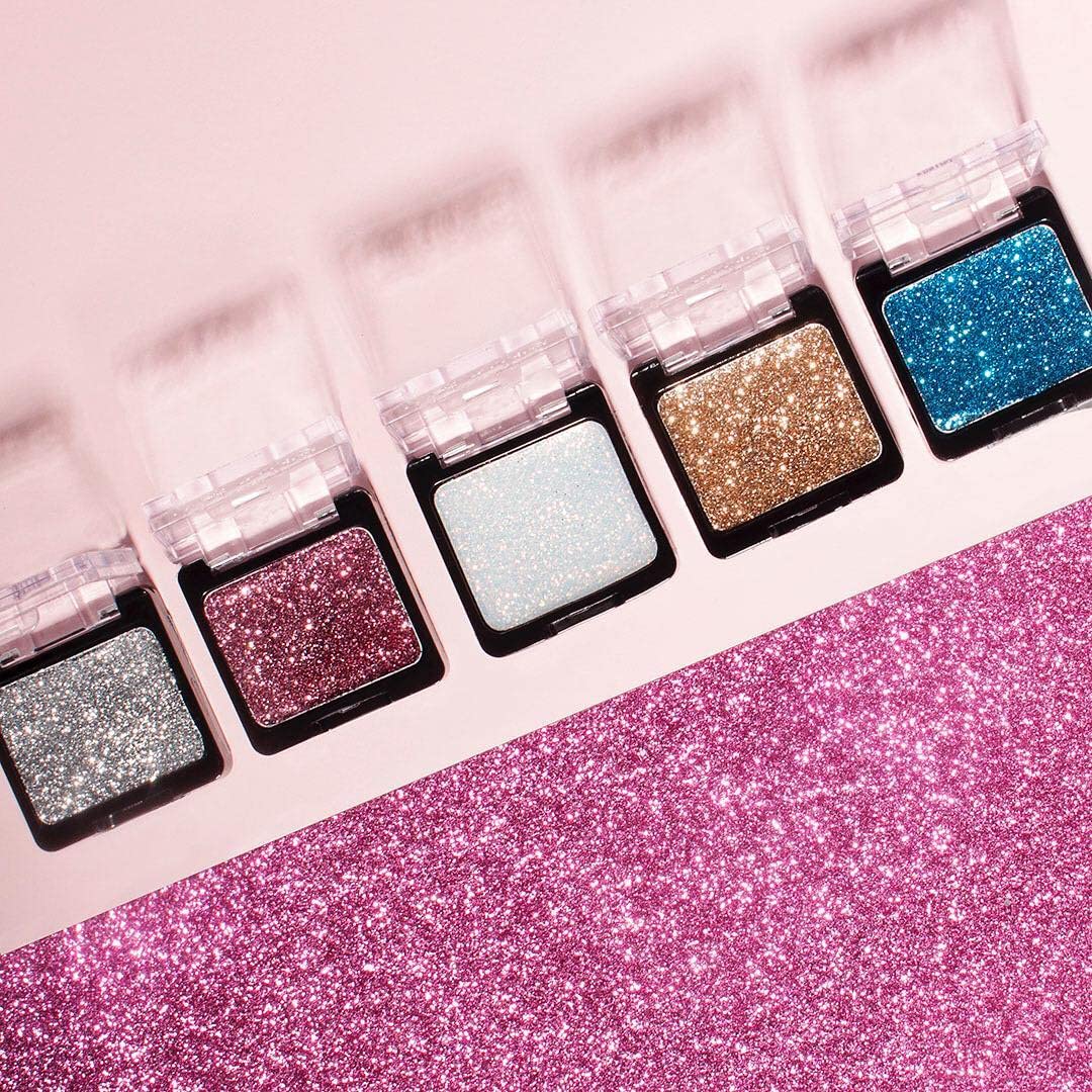 wet n wild Color Icon Glitter Eyeshadow Shimmer Brass muestra brillo bronce en piel.