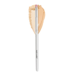 Brocha Wet n Wild para sombras, enfoque en difuminado preciso en ojos.