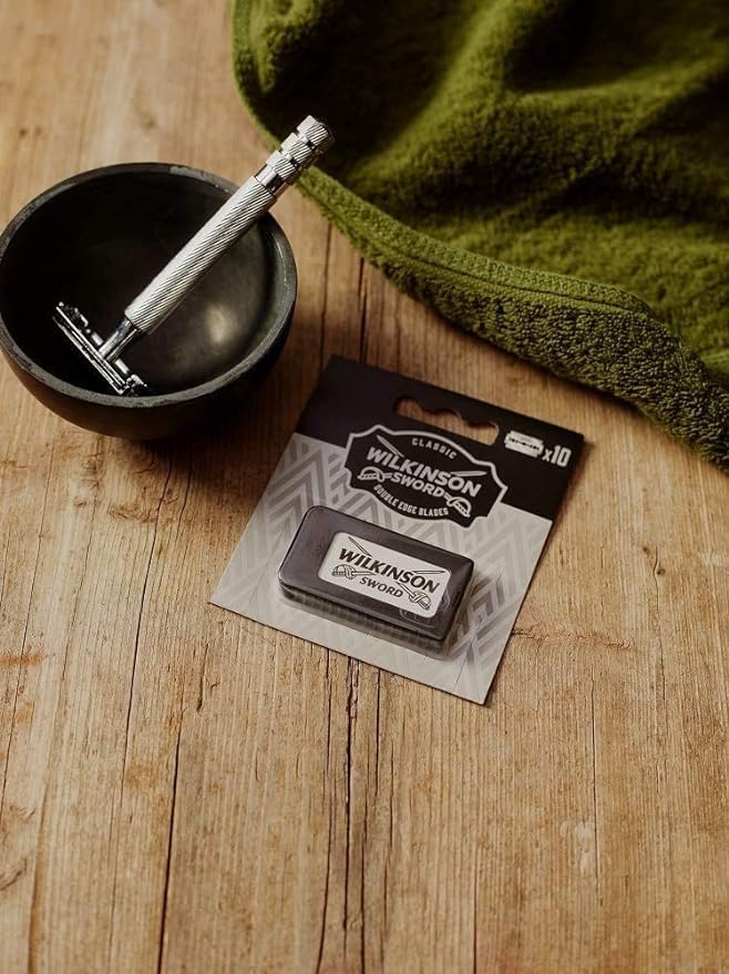 Wilkinson Sword, interior de caja con 100 hojas, organización y fácil acceso.