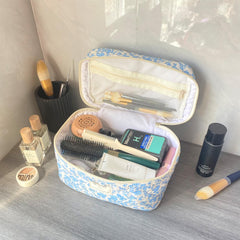 WYJ bolsa de maquillaje azul floral acolchada, ligera y durable para uso diario.