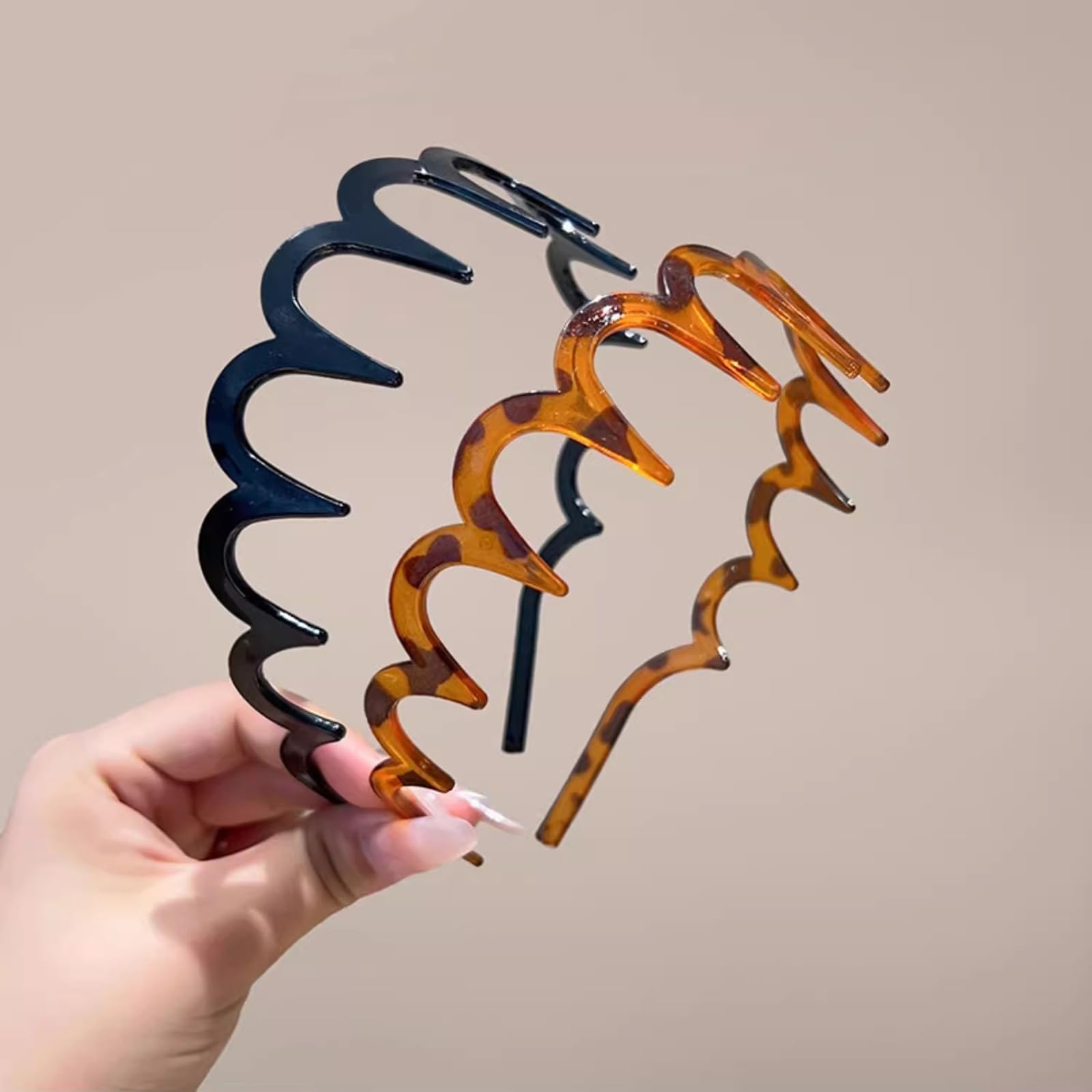 Diadema Zig Zag Xansema con dientes para sujetar el cabello.