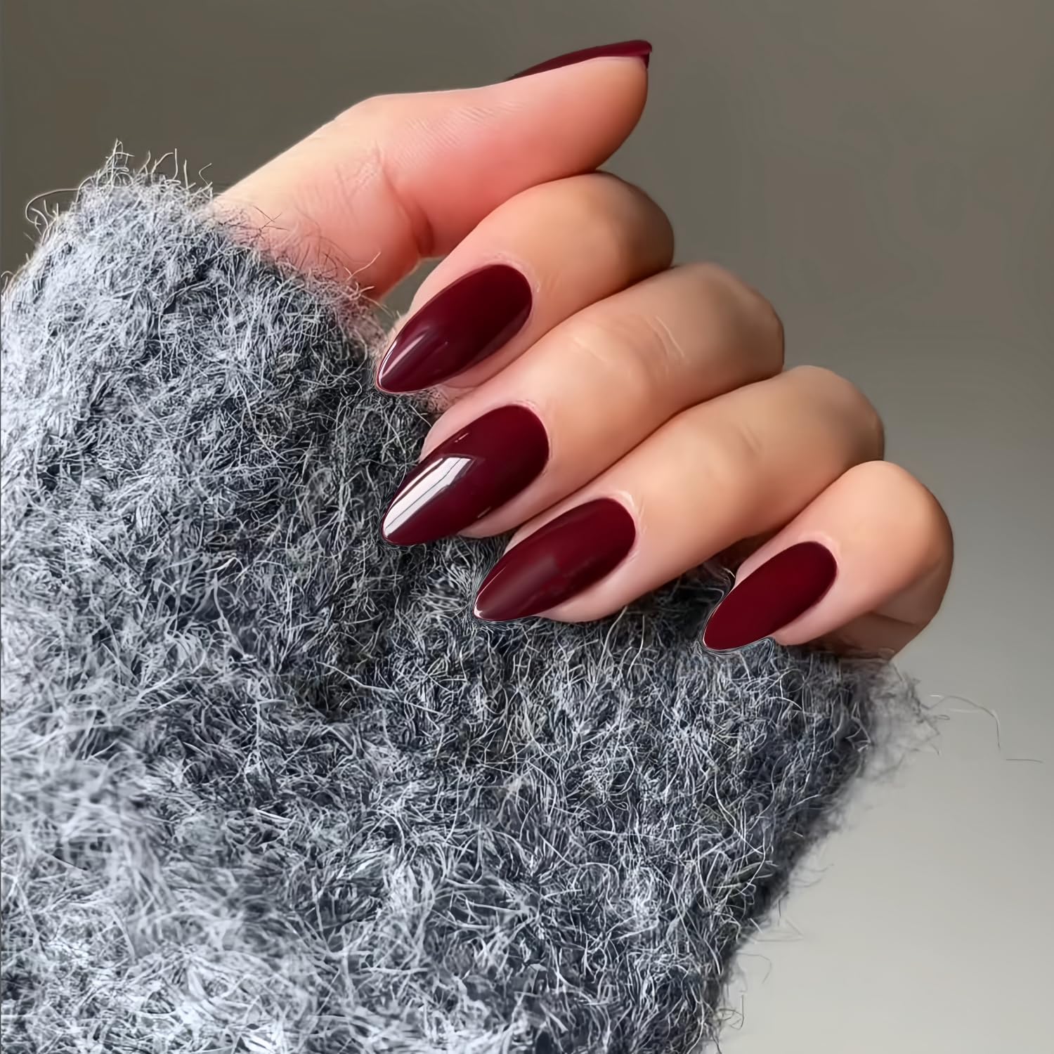 Acabado burdeos en uñas XCREANDO con aspecto de salón