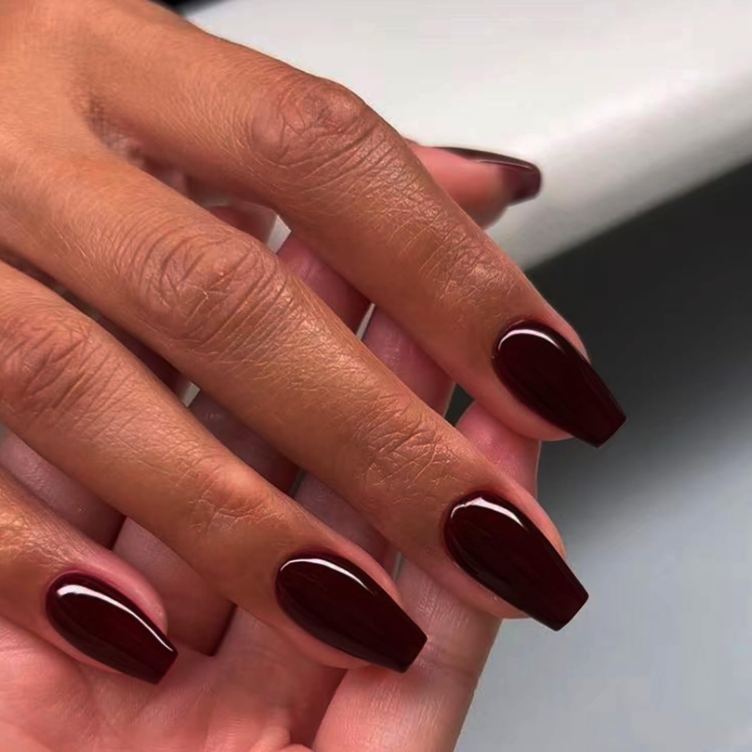 XCREANDO uñas adhesivas burdeos con acabado suave y natural