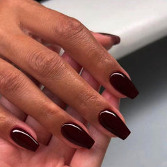XCREANDO uñas adhesivas burdeos con acabado suave y natural