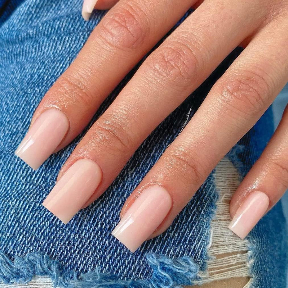 XCREANDO uñas pegadas medianas cuadradas, acabado brillante para look pulido.