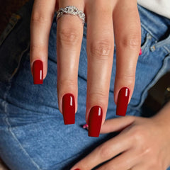 Detalle de uñas postizas medias largas cuadradas, aspecto natural.