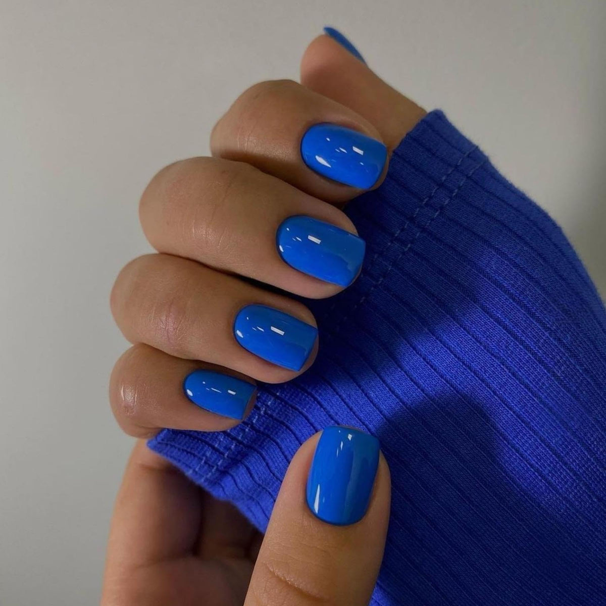 Uñas postizas XCREANDO azul real corto y cuadrado para un aspecto pulido