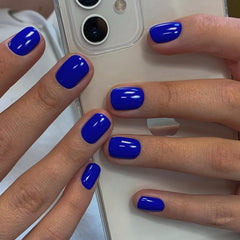 Uñas XCREANDO cortas en azul real, ideales para uso diario