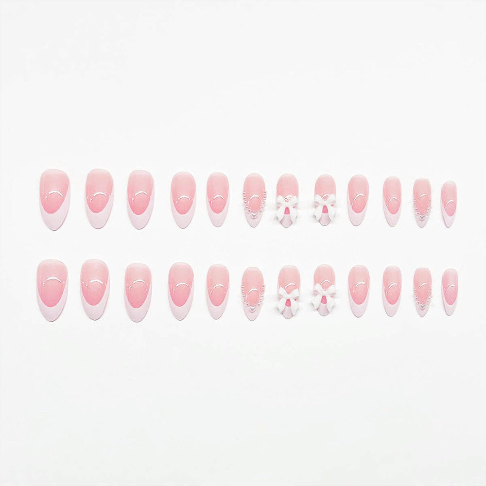 Detalle de diseño con lazo y perlas en uñas Xenophoer