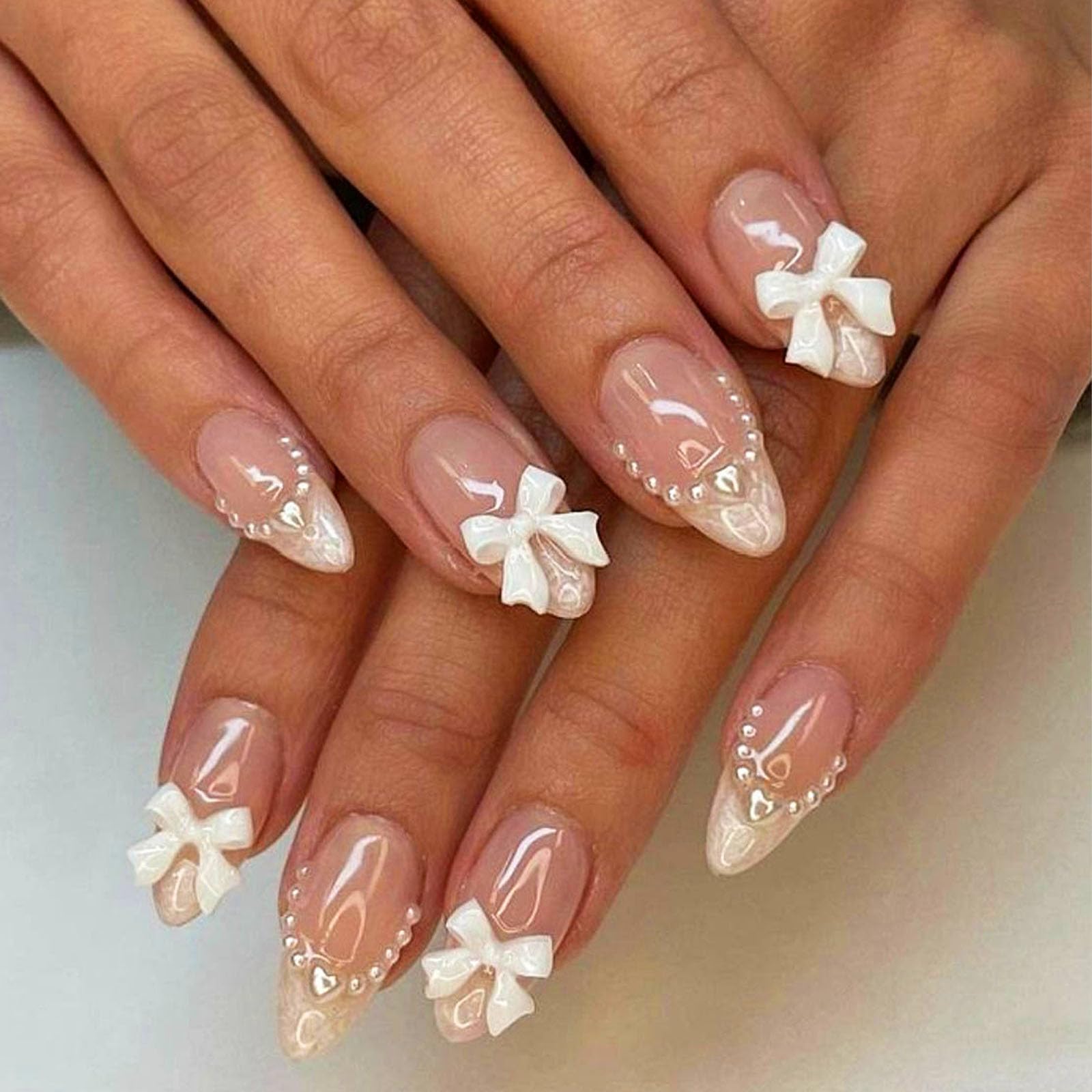 Uñas Xenophoer postizas en almendra con Frances blanco y perlas para un look sofisticado
