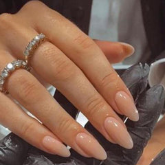 Uñas postizas de YOSOMK en tono piel, forma almendra, brillo medio; aspecto elegante.
