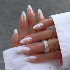 Uñas francesas cromadas en forma almendra de YOSOMMK, estilo elegante y pulido.
