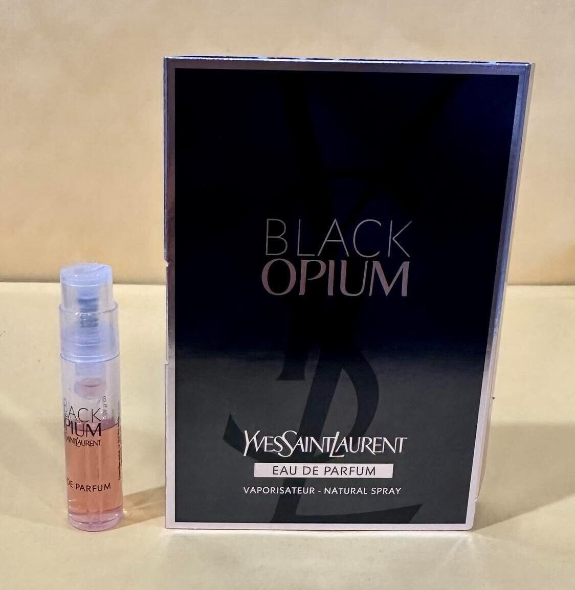 Yves Saint Laurent Black Opium, envase muestra, aroma seductor para ocasiones nocturnas.
