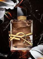 Perfume Yves Saint Laurent Libre aplicado en el pulso para mayor durabilidad.