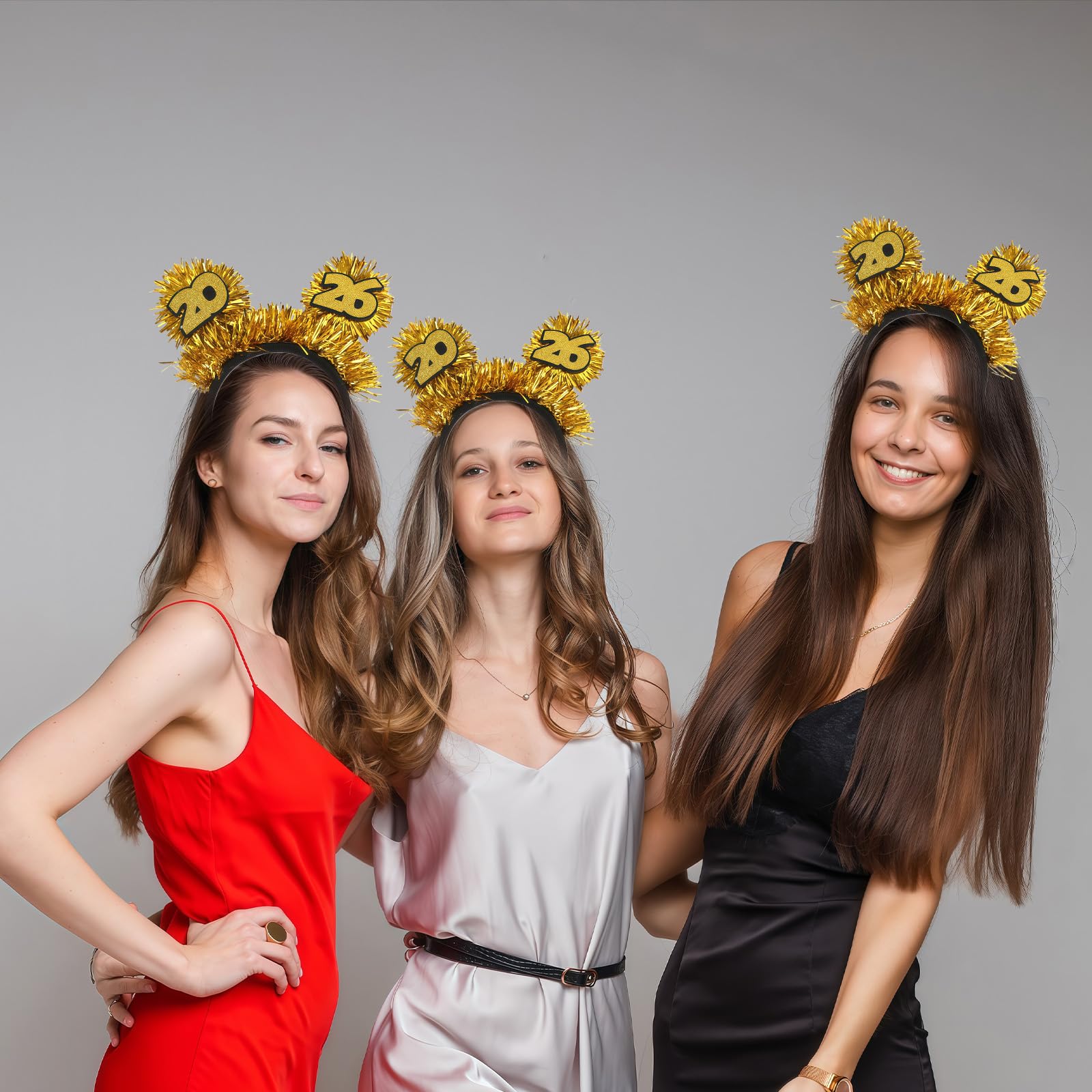 Detalle de estrellas doradas en la diadema ZEYER para un look glamuroso.
