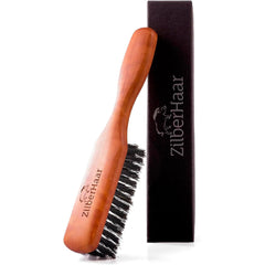 Cepillo para barba ZilberHaar con cerdas de jabalí rígidas para desenredar y distribuir aceites.