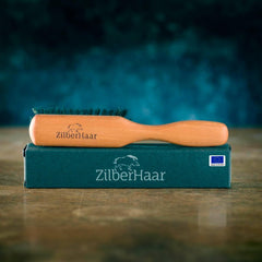 Mango de madera sólida de ZilberHaar, diseño ergonómico para un cepillado cómodo.